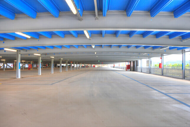 La struttura senza colonne intermedie permette uno spazio aperto, luminoso con facilità nelle manovre di parcheggio