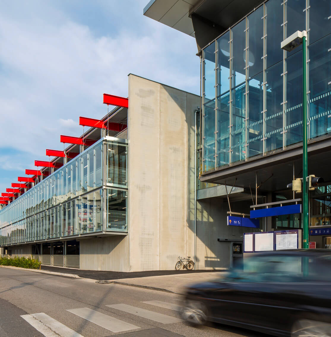 Costruzione di parcheggi per stazioni ferroviarie e aeroporti