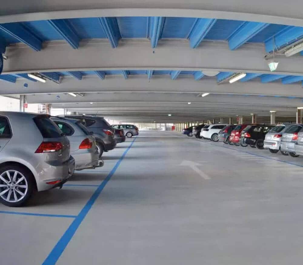 Un piano di manutenzione preventiva per la manutenzione della superficie del pavimento del parcheggio mantiene il parcheggio pulito e operativo