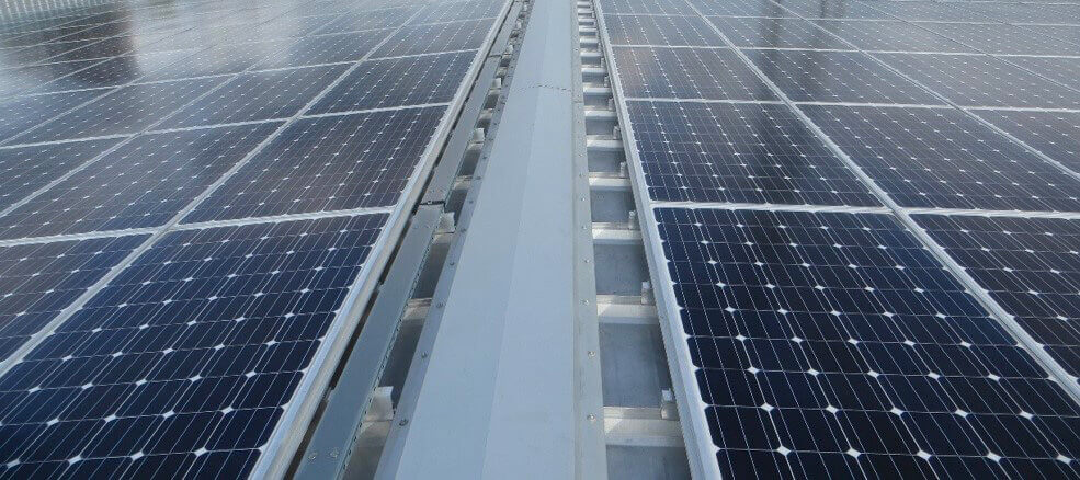 Pannelli solari fotovoltaici sul tetto del parcheggio