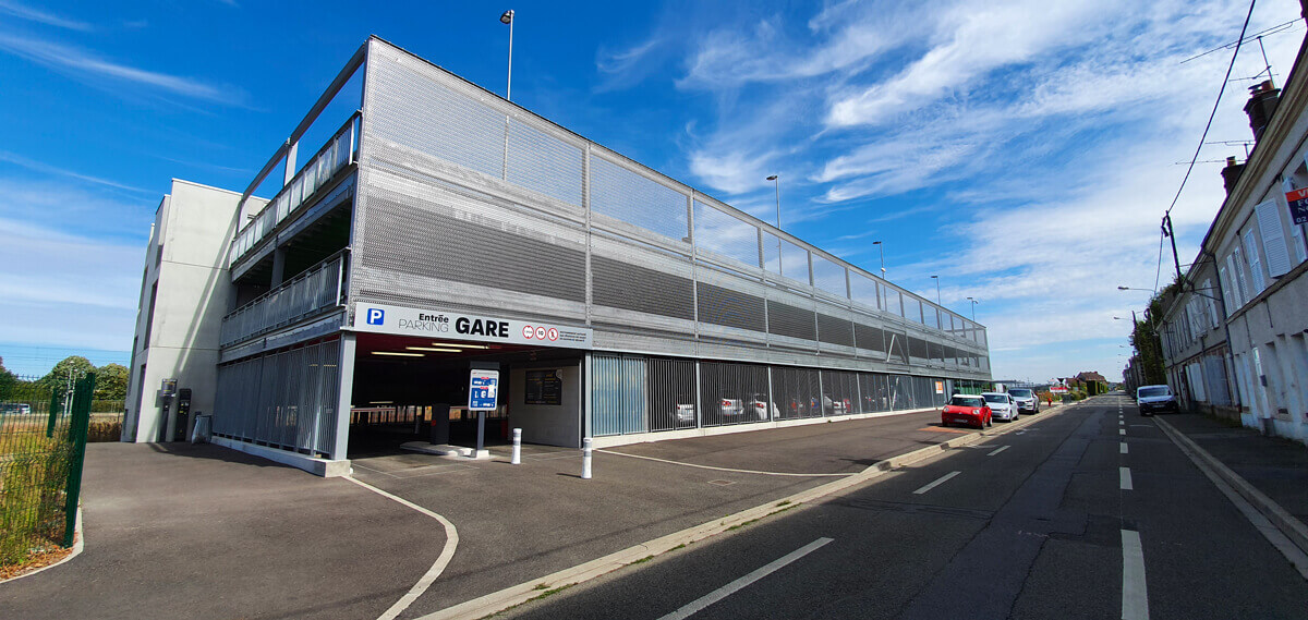 Parcheggio in elevazione fuori terra autosilos per una stazione ferroviaria