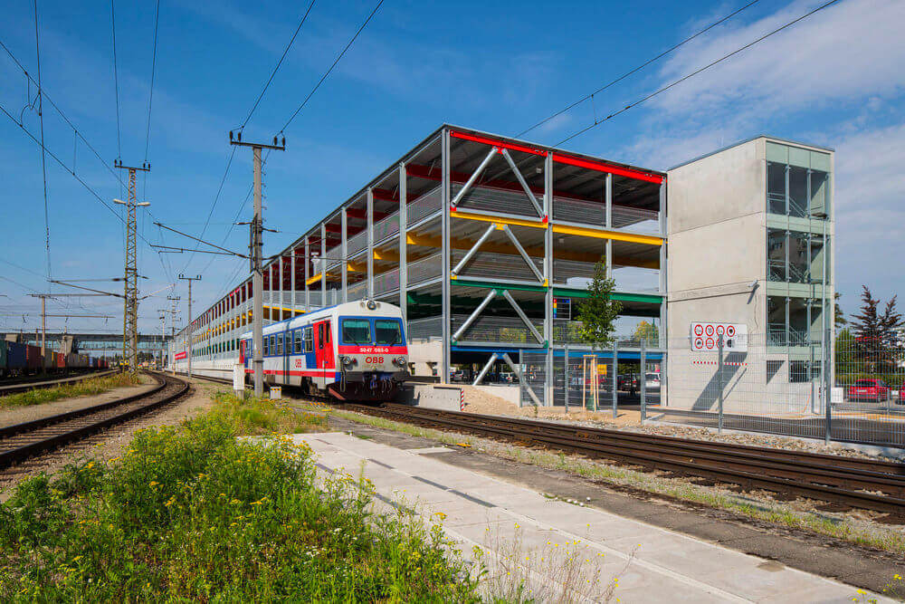 Parcheggio della stazione ferroviaria con 545 posti auto